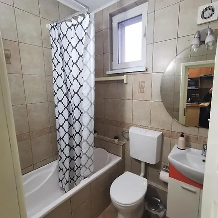 Fun House - Spacious Near Old Town Apartment
