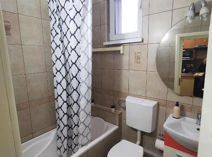 Fun House - Spacious Near Old Town Apartment