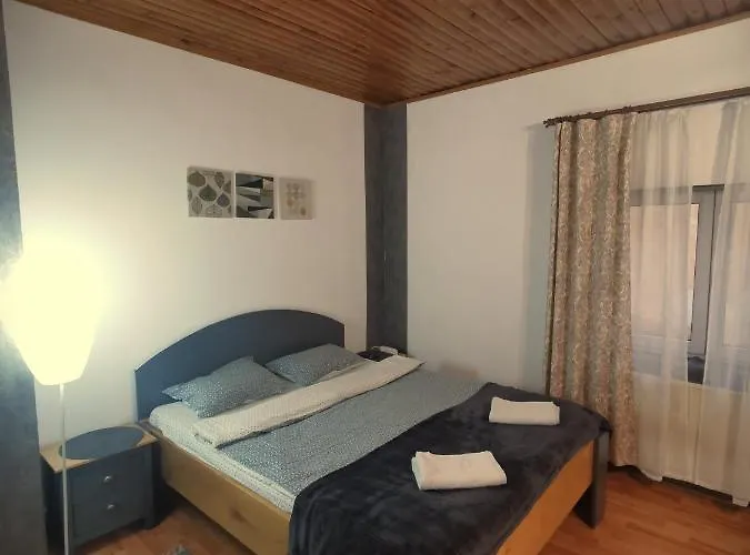 Fun House - Spacious Near Old Town Apartment *